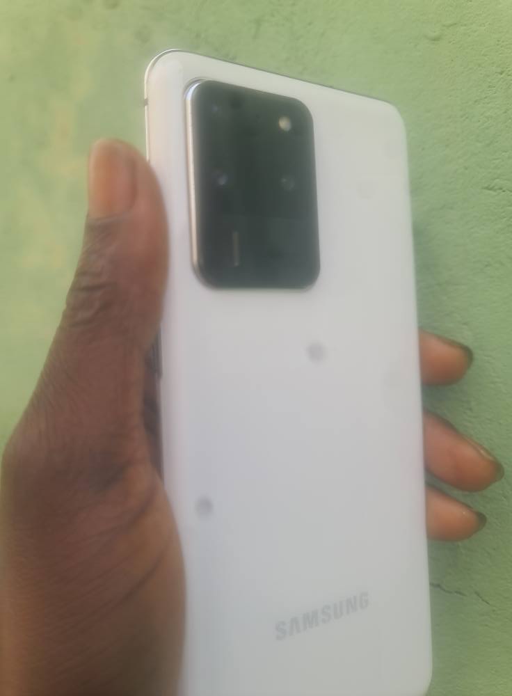 A picture of Samsung galaxy S20 ULTRA 5G 128g