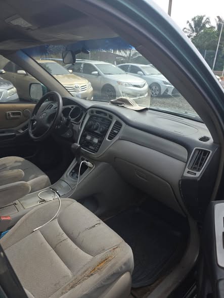 A picture of Toyota Highlander 2005 model 4plugs