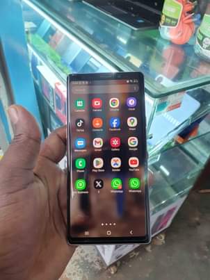 A picture of Samsung galaxy not 9 with 128GB storage 350k last in