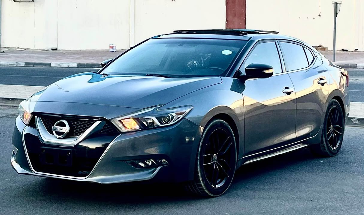 A picture of 2017 Nissan maxima platinum