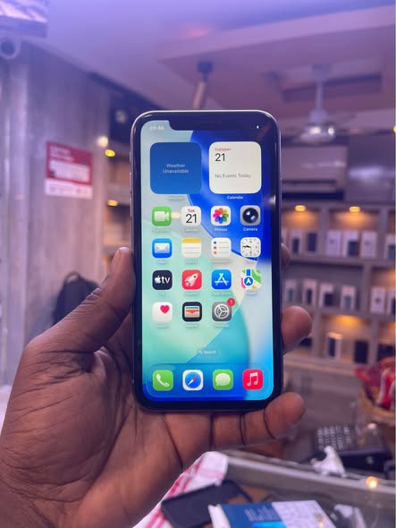 A picture of iPhone 11 Plain 64GB Price 335 000 K koo infinix