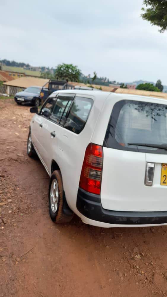 A picture of 2004 Toyota suceed
