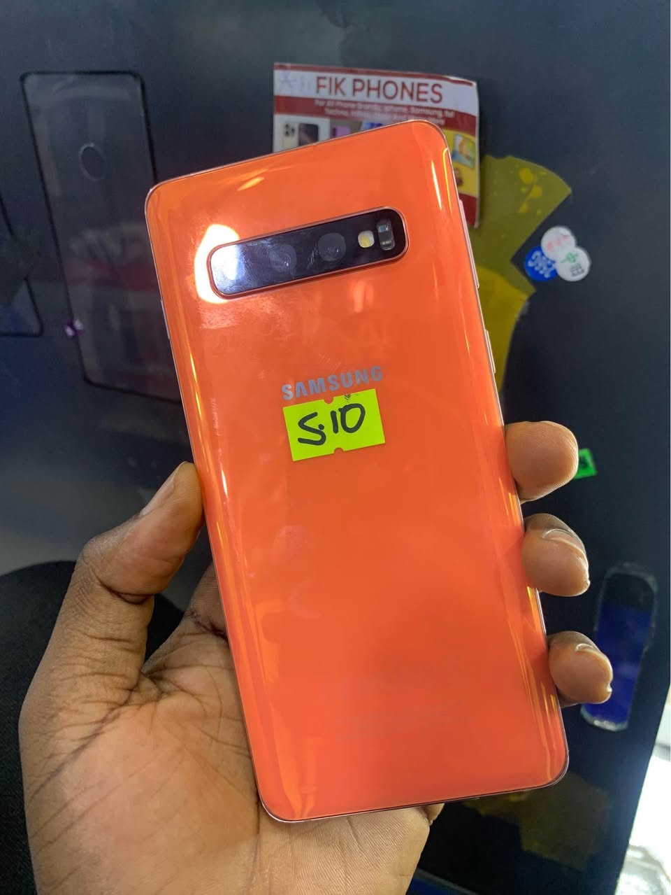 A picture of Galaxy s10 128gb clean at 530k