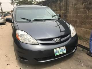 A picture of Toyota Sienna 07 08077814086