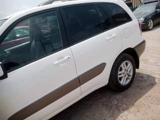 A picture of 2003 04 TOYOTA RAV 4