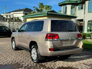 A picture of TOYOTA LANDCRUISER LC200
