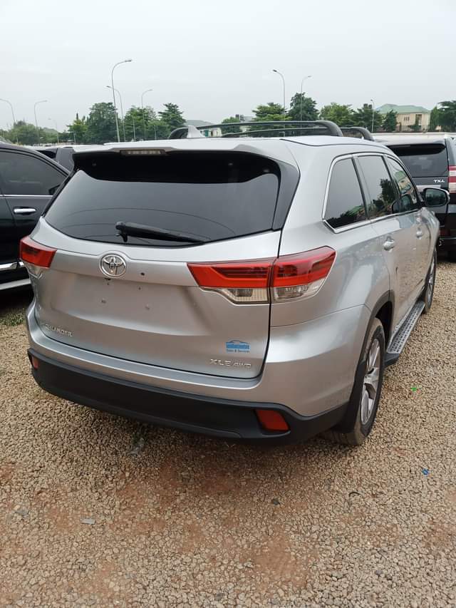 A picture of TOYOTA HIGHLANDER