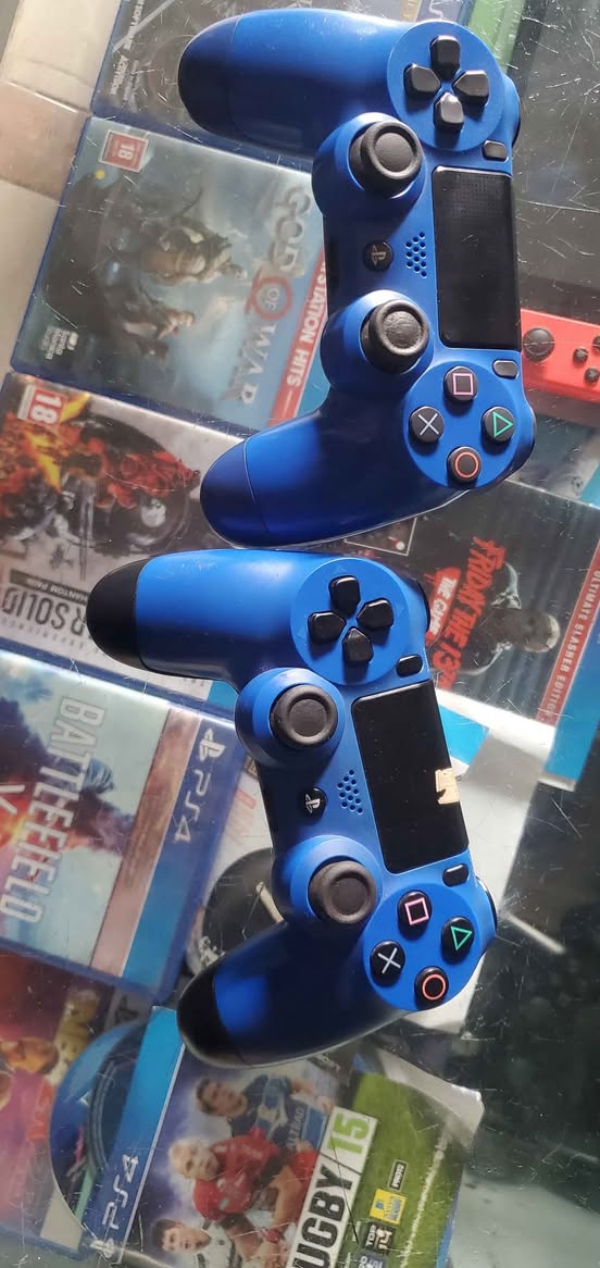 A picture of Ps4 standard with 2 controllers and 4 games installed