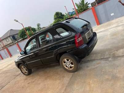 A picture of 2006 Kia Sportage 4 plugs engine with manual gear