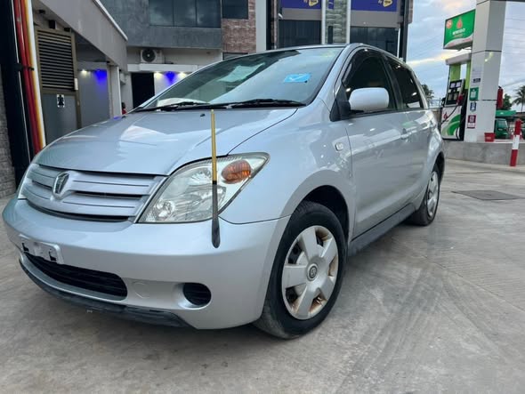 A picture of 2003 Toyota ist
