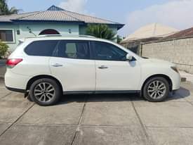 A picture of Clean nissan pathfinder