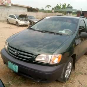 A picture of Toyota sienna 2002 Perfect engine and gear Buy and travel