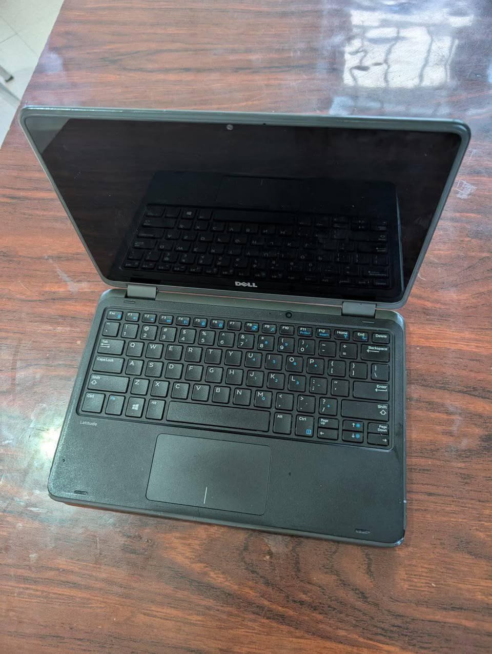 A picture of Dell laptop