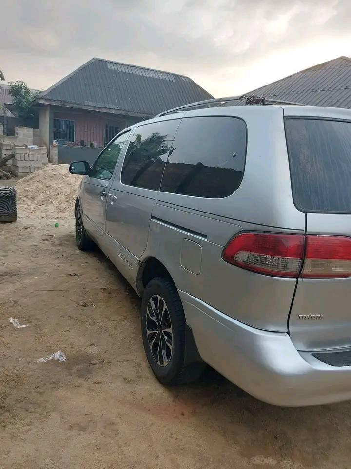 A picture of 2005 Toyota sienna