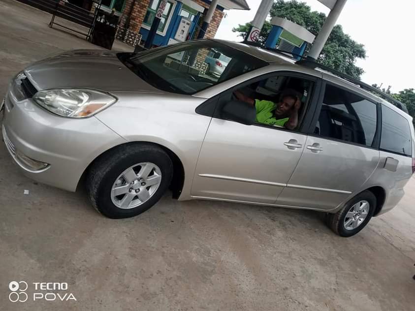 A picture of Toyota Sienna 05