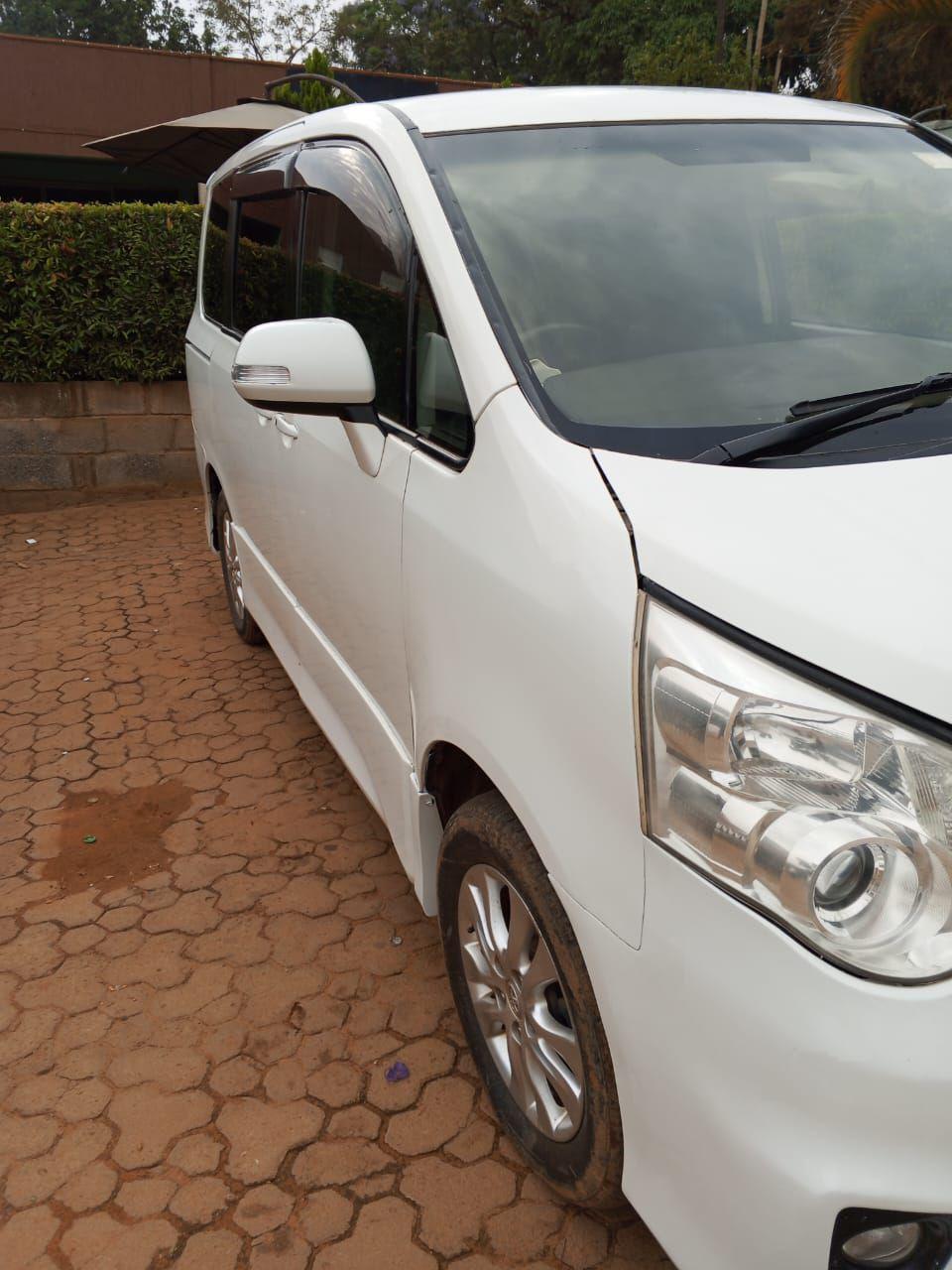 A picture of TOYOTA NOAH 2011