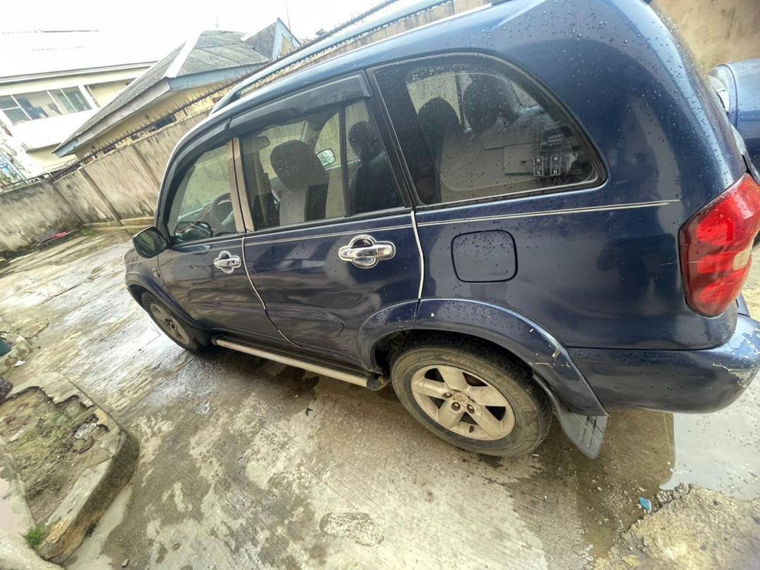 A picture of 2005 RAv4