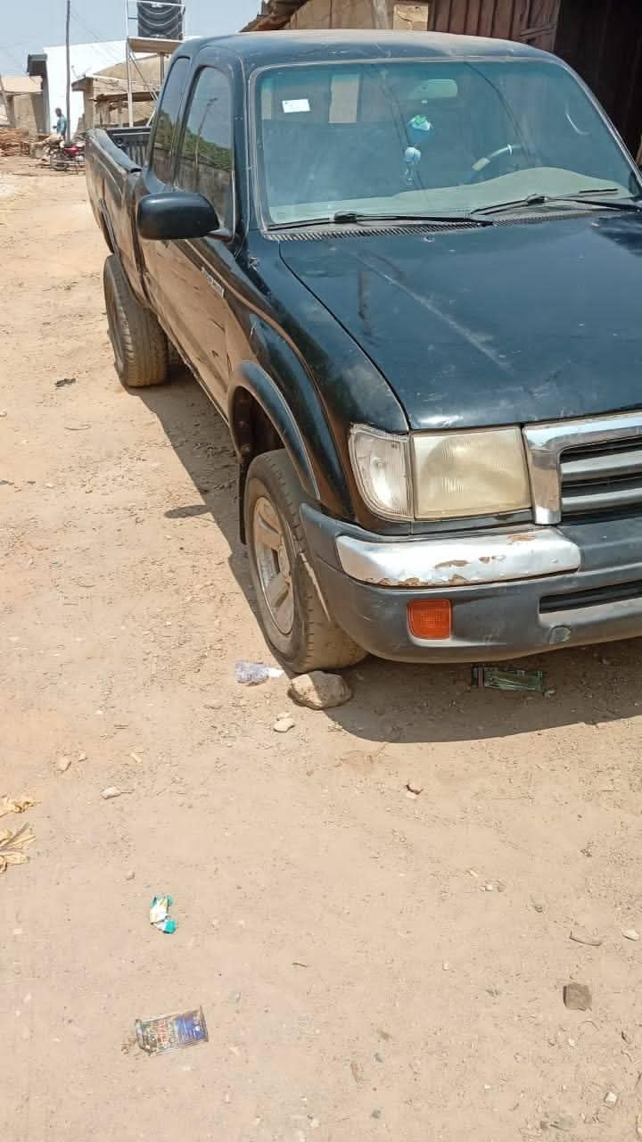 A picture of 2003 Toyota tacoma