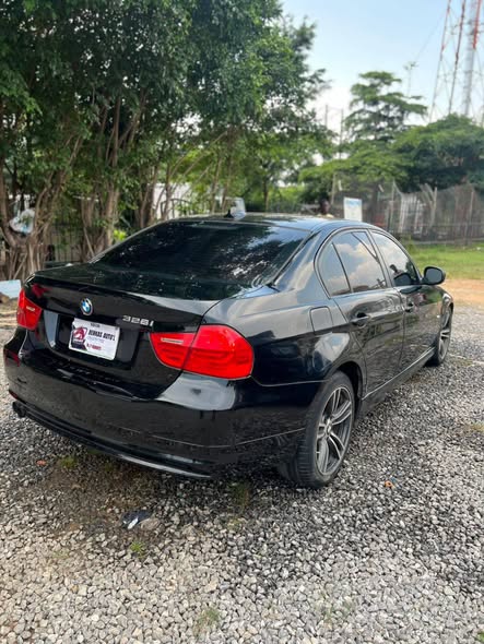 A picture of BMW 328i