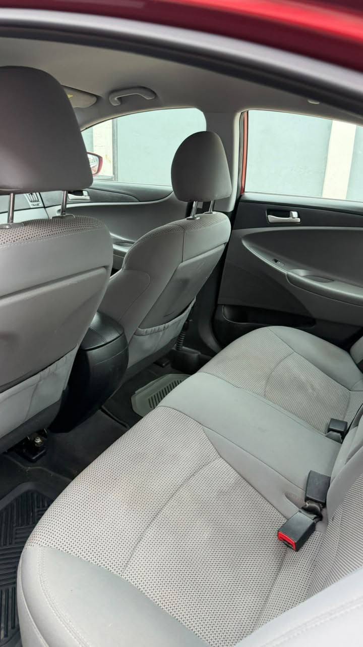 A picture of Hyundai Sonata 2013