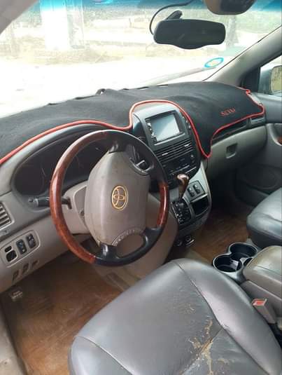 A picture of TOYOTA SIENNA