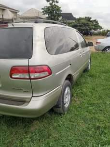 A picture of 2003 Toyota Sienna