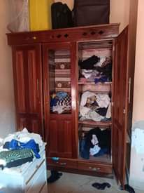 A picture of Kabati la mbao ngumu