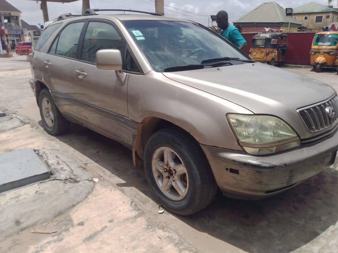A picture of RX300 FIRST BODY 02 MODEL 4 WHILE DRIVE
