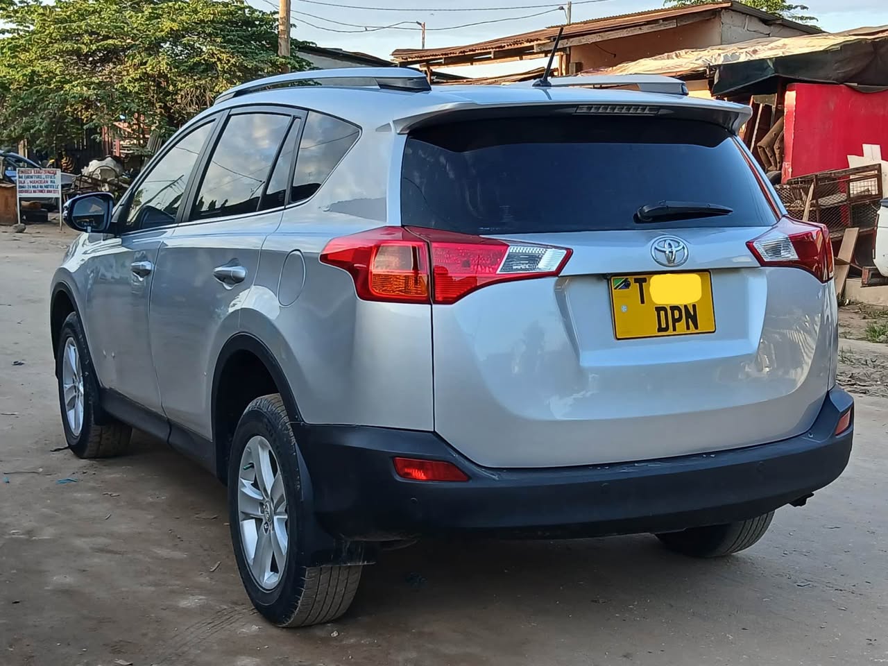 A picture of 2013 RAV40714058883