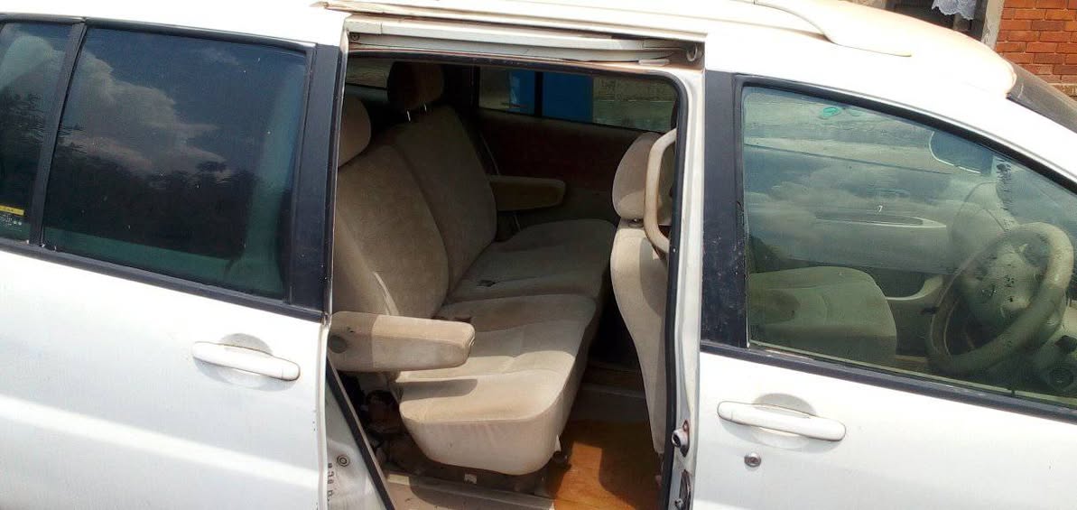 A picture of Nissan 7 seater has Ipsum engine
