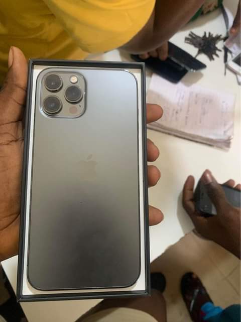 A picture of iPhone 12 Pro Max available as seen swapping allowed