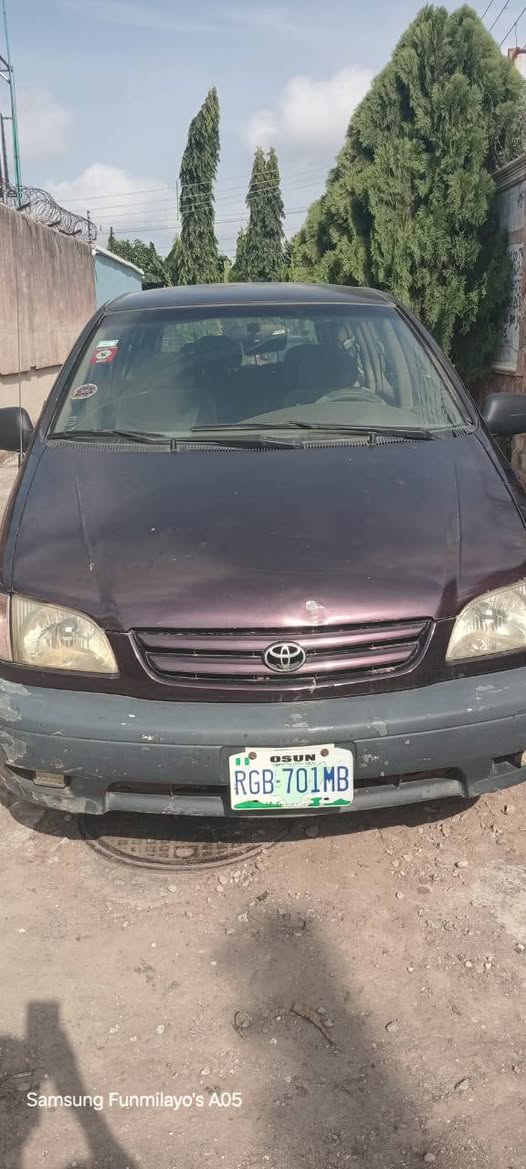 A picture of 2002 Toyota Siena