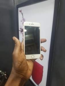 A picture of iphone 7g 32gb hold