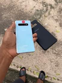 A picture of Samsung s10 plain