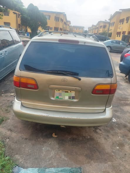 A picture of Toyota Sienna 2001