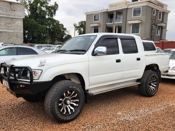 A picture of HILLUX DOUBLE CABIN 2001 MODEL PICKUP