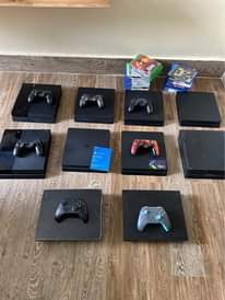 A picture of PLAYSTATION 4 SLIM FAT 5 games installed 2 Controllers