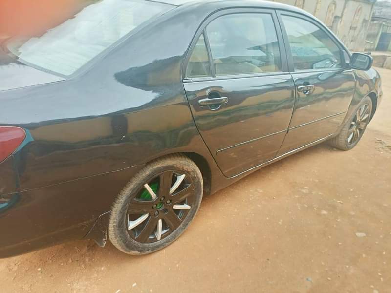 A picture of Toyota Corolla 2004 Color Black Neat interior Engine 100 fine