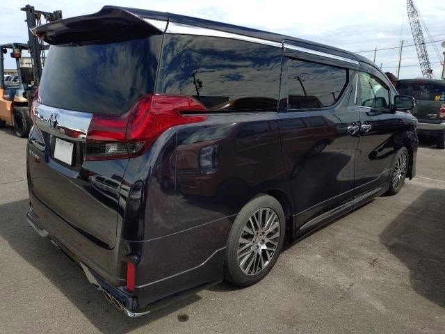 A picture of DAMAGED TOYOTA ALPHARD READY TO BE IMPORTED UGX15M CALL WHATSAPP