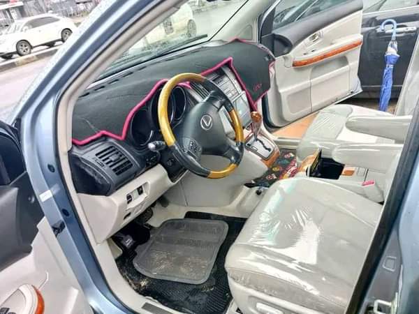 A picture of Over highest grade Lexus RX 330 Everything is intact and