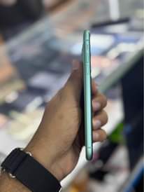 A picture of iPhone 11 64gb DM