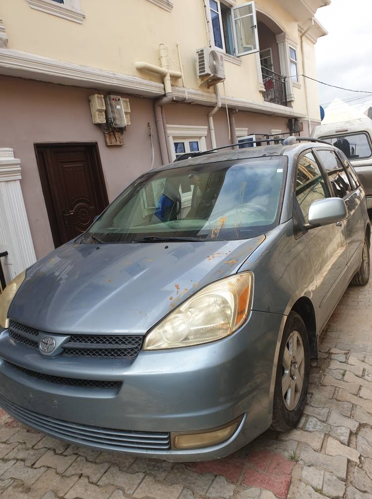 A picture of 04 Toyota Sienna