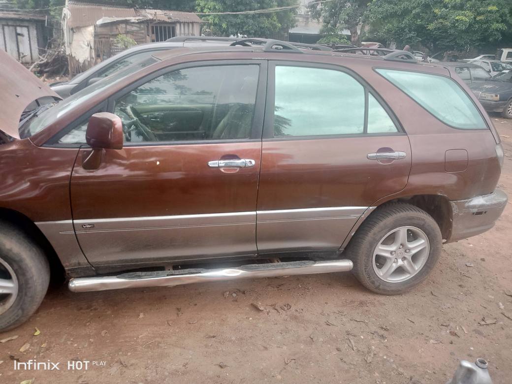 A picture of Lexus RX 330