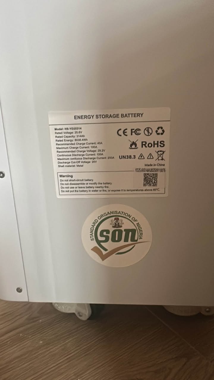 A picture of 8kwh haisic battery and 4 2kva haisic inverter