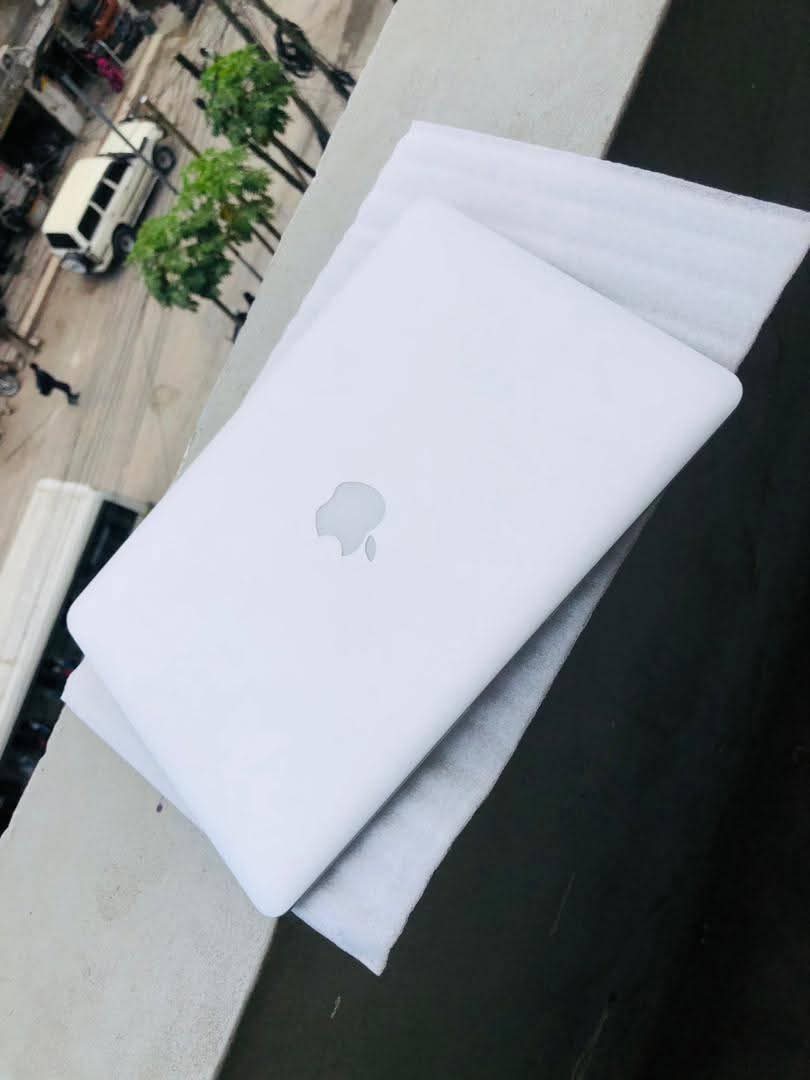 A picture of Mac book air mid 2013 Intel core i5 1.8ghz Ram