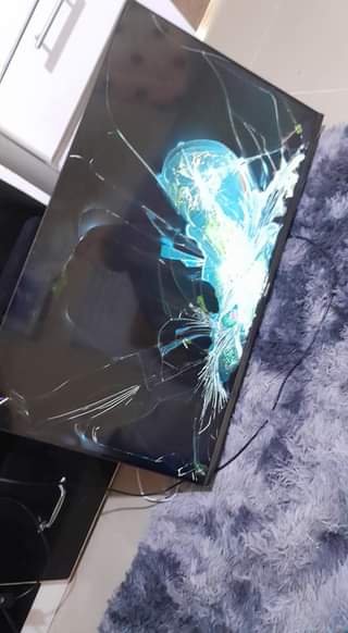 A picture of Tv Hisence smart imevunjia kioo inawaka2 yakubadilisha kioo nch40