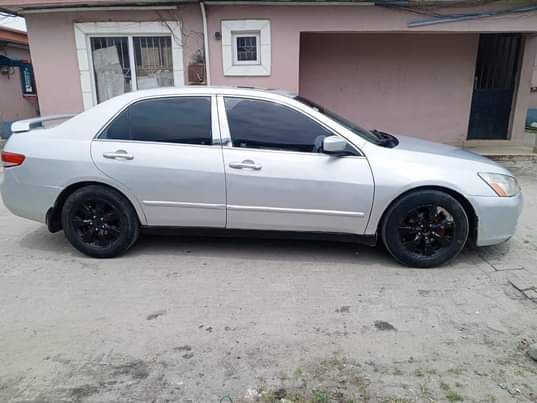 A picture of 2005 Honda Accord engine gear and AC come with a