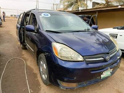 A picture of 2004 TOYOTA SIENNA XLE LIMITED EDITION