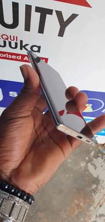A picture of Samsung galaxy not 10 with 256GB 8gb ram on sell