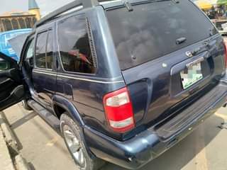 A picture of Nissan Pathfinder 03